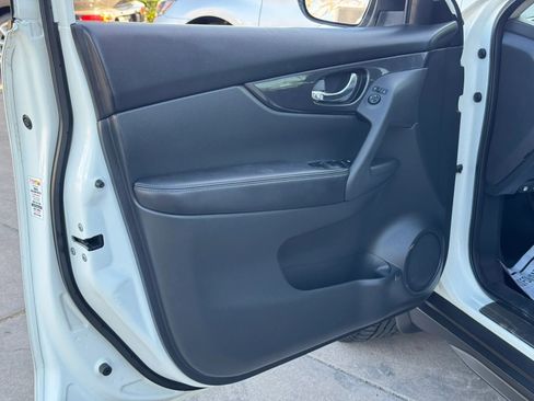 Used 2017 Nissan Rogue SV AWD/4WD image 10