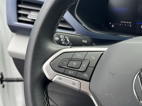 Used 2023 Volkswagen Taos SE w/ Panoramic Sunroof Package FWD image 19