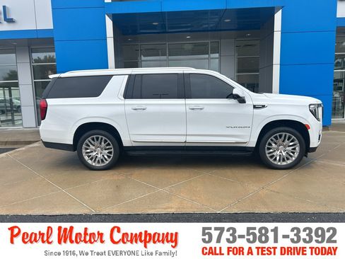 Used 2024 GMC Yukon XL SLT w/ SLT Luxury Package AWD/4WD image 3