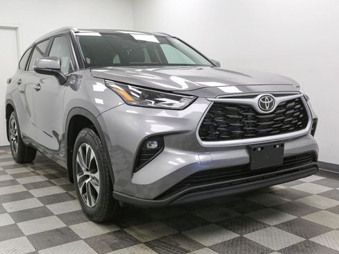 New 2026 Toyota Highlander XLE image 2