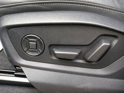 Used 2023 Audi Q8 Premium image 19