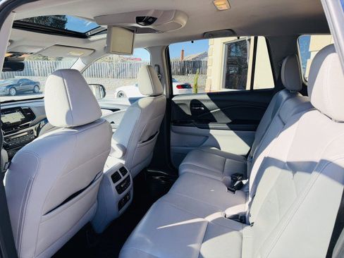 Used 2021 Honda Pilot Touring image 7