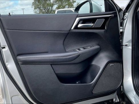 Used 2025 Mitsubishi Outlander SE image 17