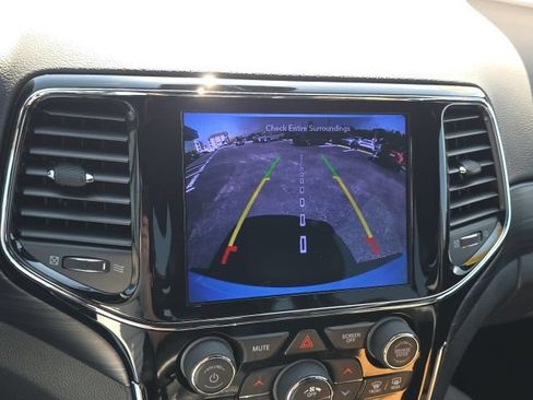 Used 2020 Jeep Grand Cherokee Laredo RWD image 14