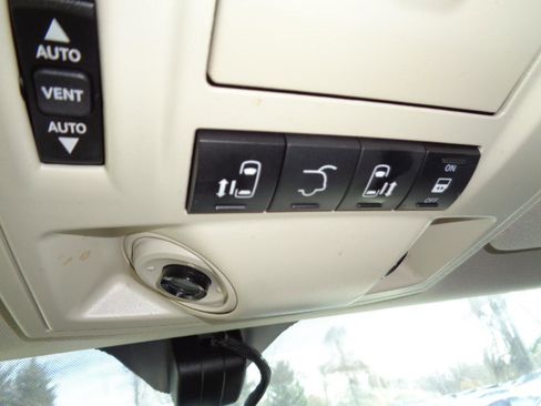 Used 2016 Chrysler Town & Country Touring-L image 21