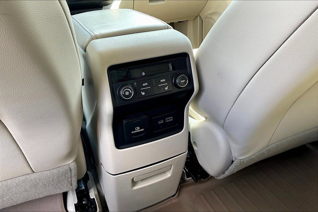 Used 2020 GMC Acadia Denali w/ Technology Package FWD image 10