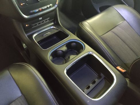 Used 2014 Chrysler Town & Country S FWD image 26