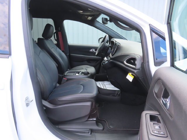 New 2027 Chrysler Pacifica Select AWD/4WD image 22
