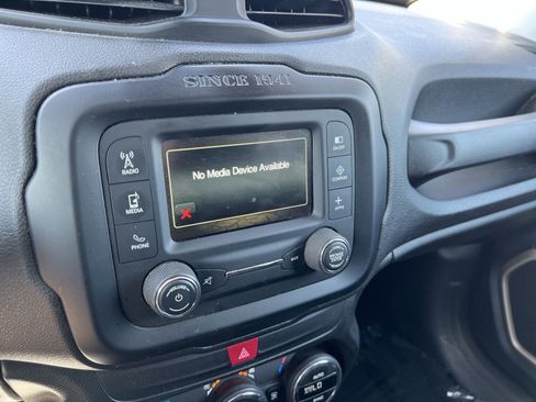 Used 2017 Jeep Renegade Latitude w/ Popular Equipment Group FWD image 21