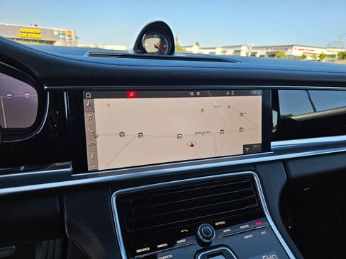 Used 2018 Porsche Panamera image 34
