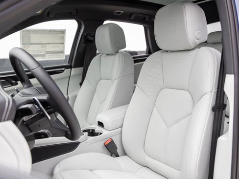 New 2025 Porsche Macan image 5