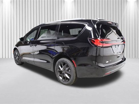 New 2026 Chrysler Pacifica Select image 5