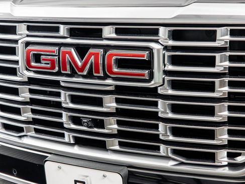 Used 2025 GMC Yukon Denali AWD/4WD image 4