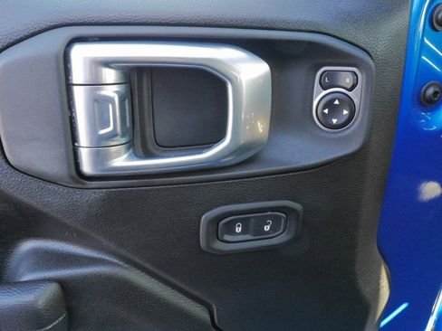 Used 2022 Jeep Gladiator Willys image 19