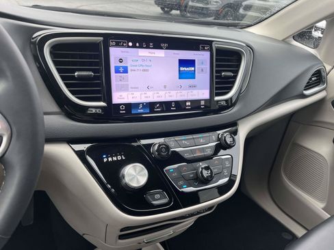 Used 2023 Chrysler Pacifica Touring-L FWD image 26