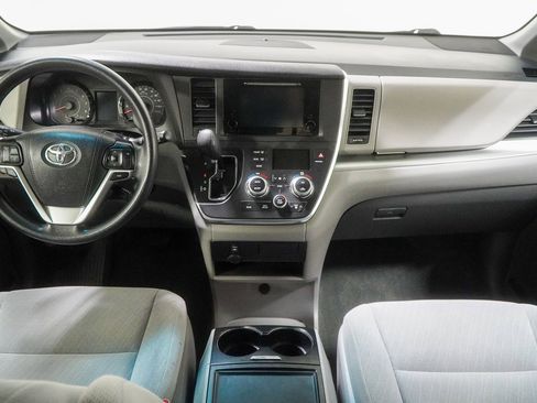 Used 2017 Toyota Sienna LE image 26