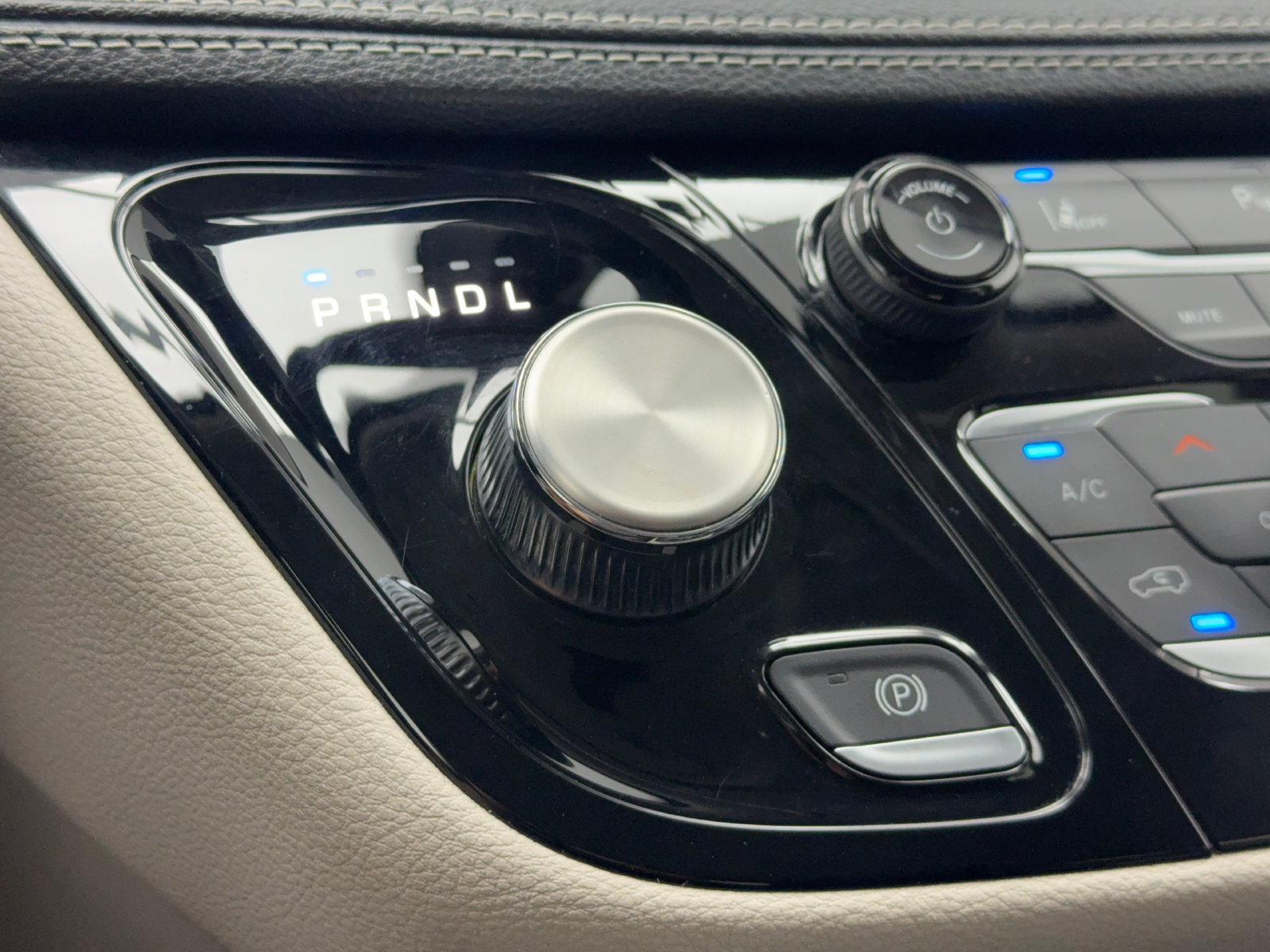 Used 2023 Chrysler Pacifica Touring-L FWD image 25