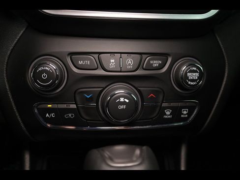Used 2020 Jeep Cherokee Latitude Plus w/ Cold Weather Group AWD/4WD image 26