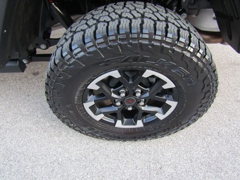 Used 2025 Jeep Gladiator Rubicon w/ Convenience Group image 10