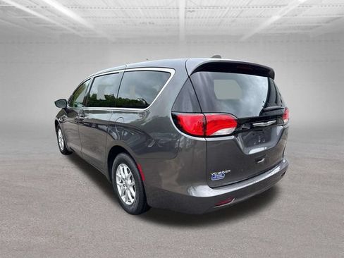 Used 2023 Chrysler Voyager LX FWD image 5
