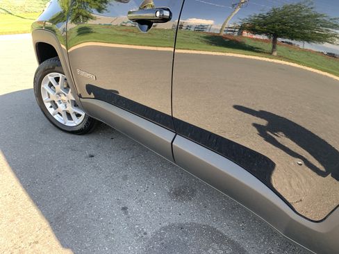 Certified 2023 Jeep Renegade Latitude AWD/4WD image 39