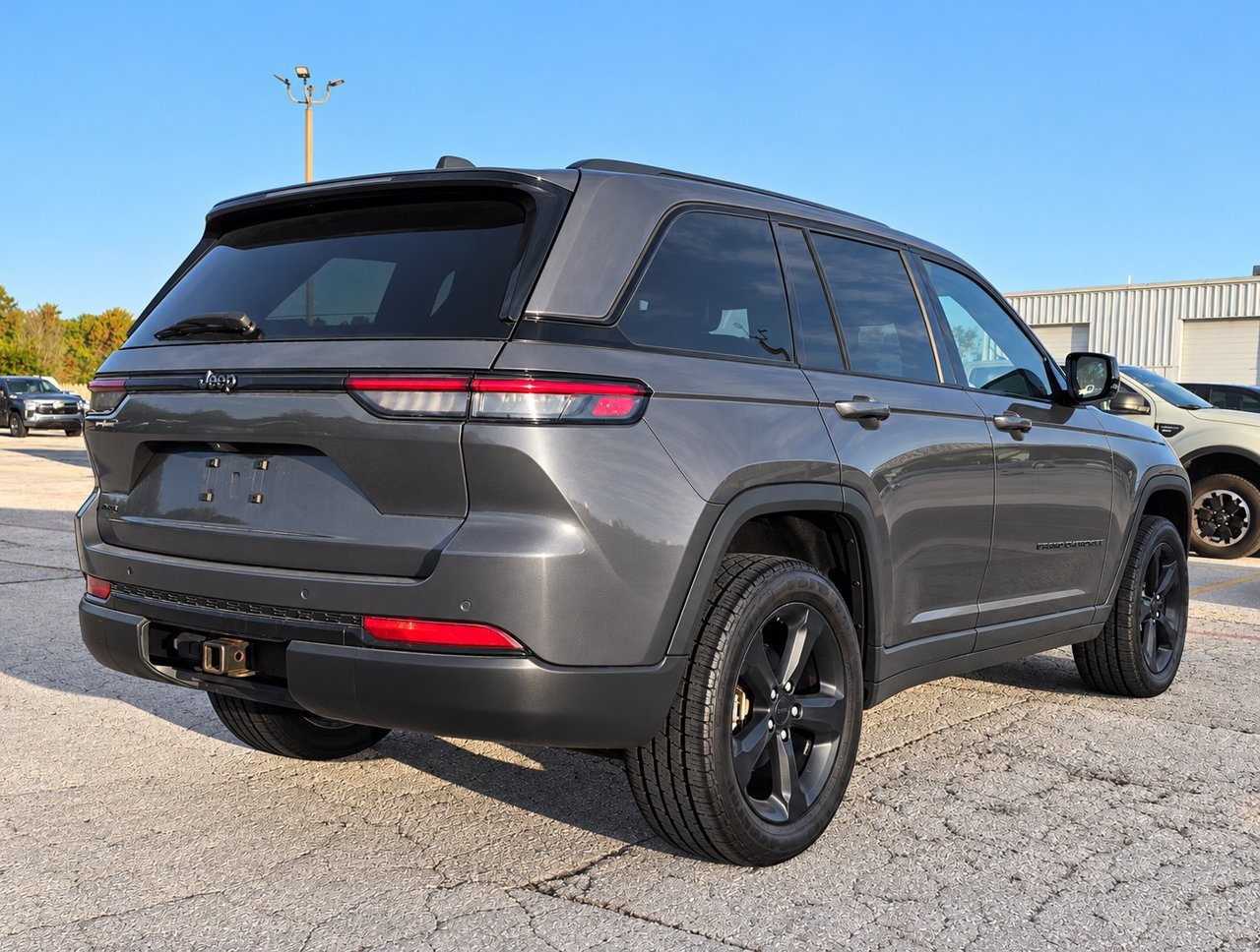 Used 2023 Jeep Grand Cherokee Altitude AWD/4WD image 12