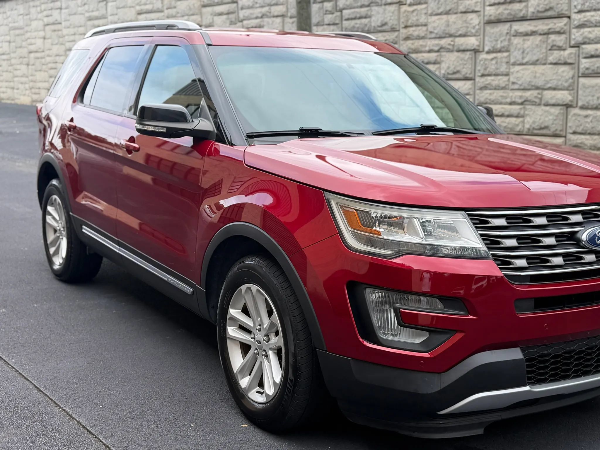 Used 2017 Ford Explorer XLT w/ Equipment Group 202A FWD image 39