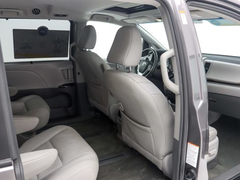 Used 2017 Toyota Sienna XLE AWD/4WD image 15