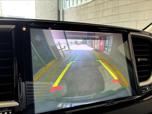 Used 2023 Chrysler Pacifica Touring-L FWD image 16