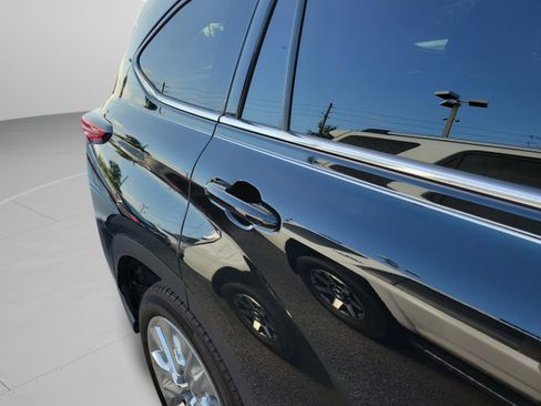 Used 2020 Toyota Highlander Limited FWD image 17