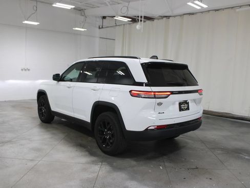 Used 2025 Jeep Grand Cherokee Altitude AWD/4WD image 7