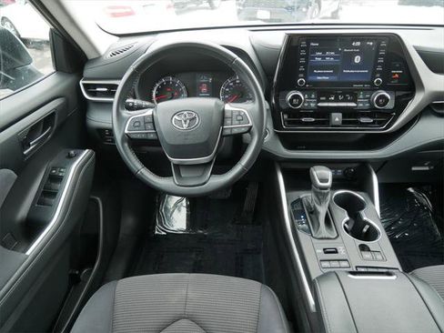 Certified 2022 Toyota Highlander LE image 12
