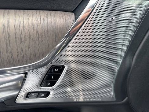 Used 2022 Volvo S90 T8 R-Design image 16