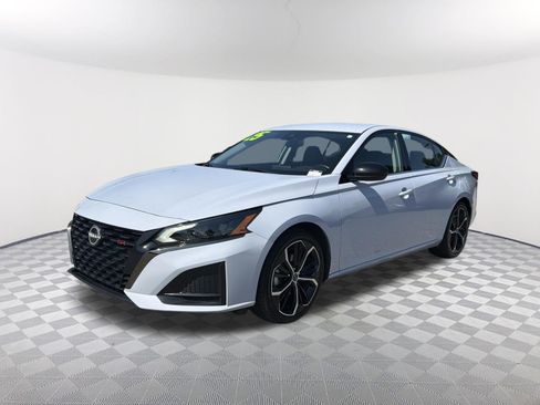 Used 2025 Nissan Altima 2.5 SR FWD image 3