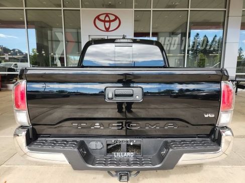 Certified 2021 Toyota Tacoma TRD Off-Road AWD/4WD image 10