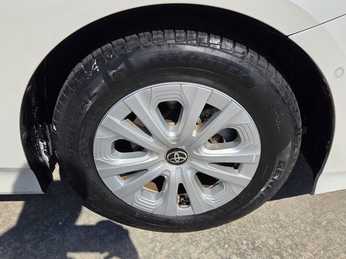 Used 2019 Toyota Prius LE image 12