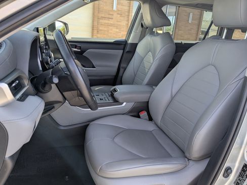 Used 2022 Toyota Highlander XLE AWD/4WD image 30