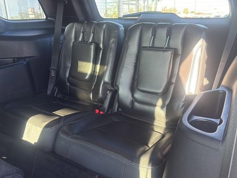 Used 2018 Ford Explorer XLT w/ Equipment Group 202A AWD/4WD image 14