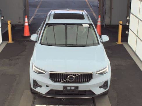 Used 2025 Volvo XC40 B5 Plus image 2