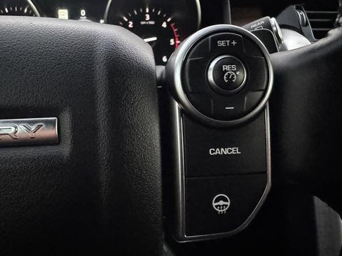 Used 2017 Land Rover Discovery HSE image 18