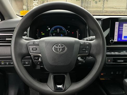 Used 2025 Toyota Camry SE FWD image 14