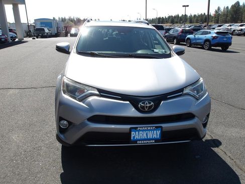 Used 2018 Toyota RAV4 XLE AWD/4WD image 8