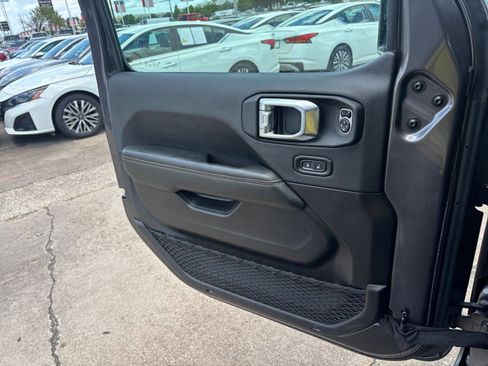 Used 2025 Jeep Wrangler Unlimited Sahara AWD/4WD image 18