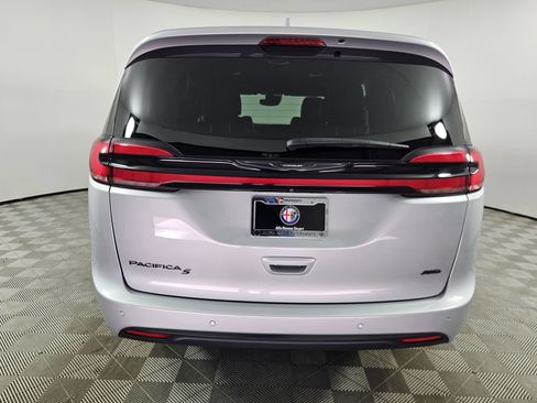 Used 2022 Chrysler Pacifica Touring-L w/ Uconnect Theater Family Group AWD/4WD image 6
