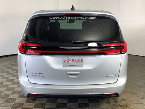 Used 2024 Chrysler Pacifica Limited FWD image 17