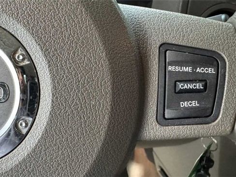 Used 2007 Jeep Commander Sport image 23