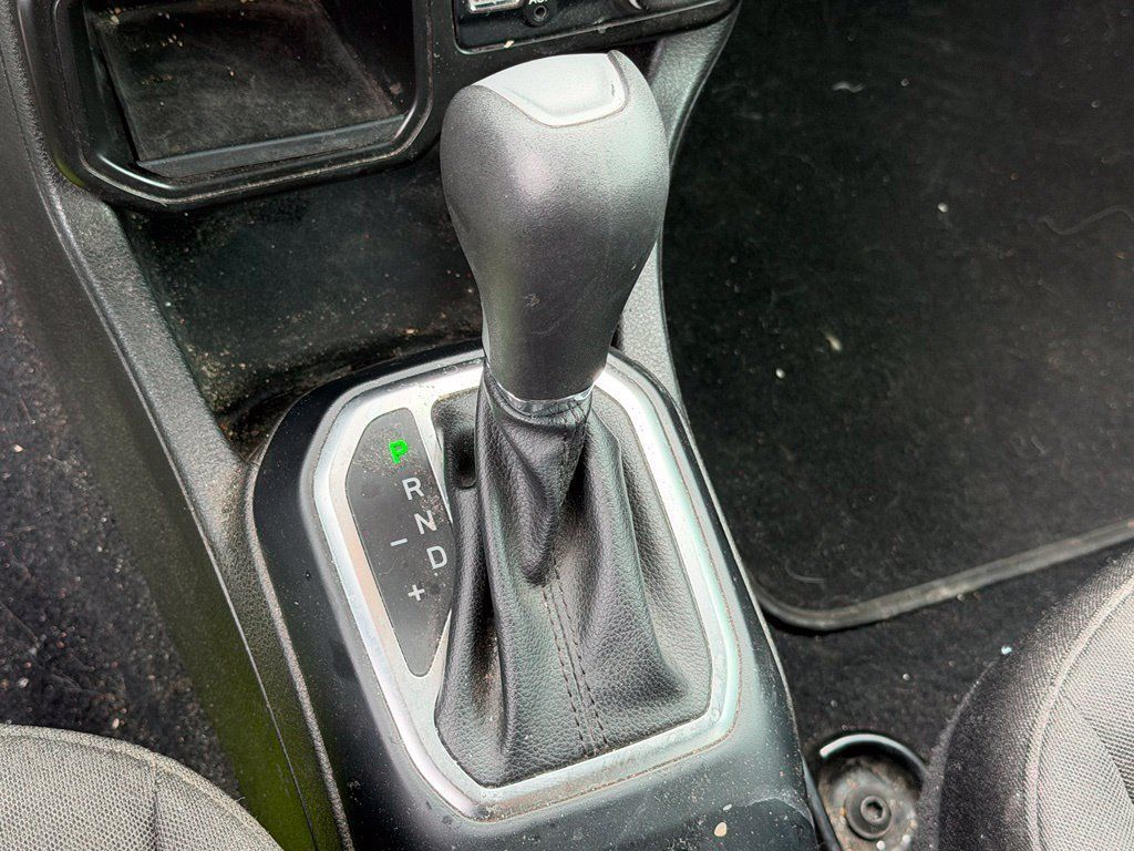 Used 2020 Jeep Renegade Latitude w/ Popular Equipment Group FWD image 26