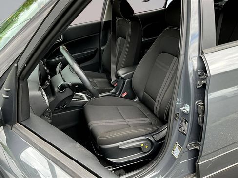Used 2025 Hyundai Venue SEL FWD image 21
