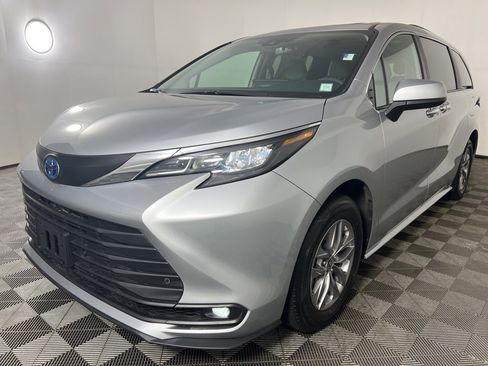 Used 2025 Toyota Sienna XLE image 23