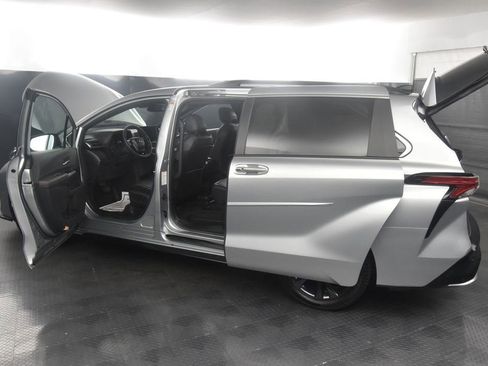 Used 2023 Toyota Sienna XSE w/ XSE Plus Package image 44